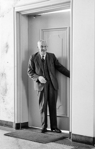 604970 Portret van mr. Ph. Loggers voor de deur van zijn werkkamer in het pand van de Provinciale Griffie (Achter St. ...